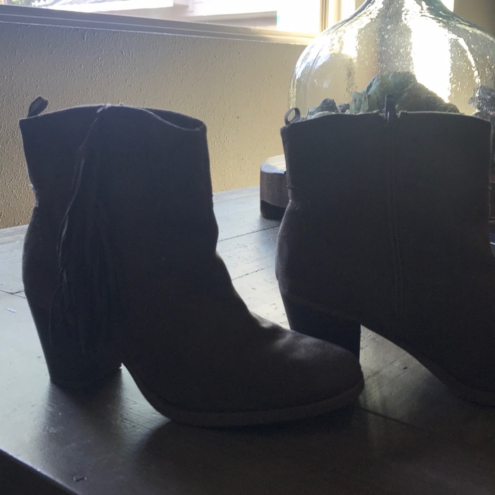 Short suede like fringe booties